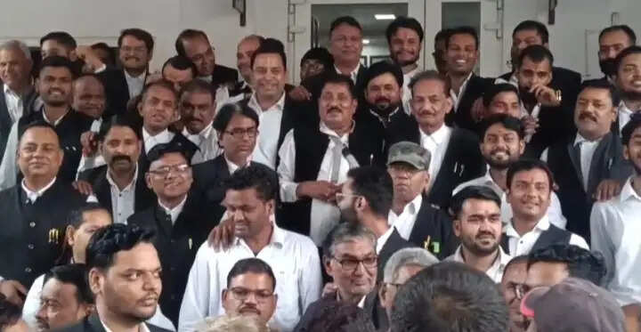 पुलिस के खिलाफ अधिवक्ताओं ने खोला मोर्चा, ज्ञापन देने पहुंचे वकीलों ने दारोगा को दौड़ाया, वीडियो वायरल