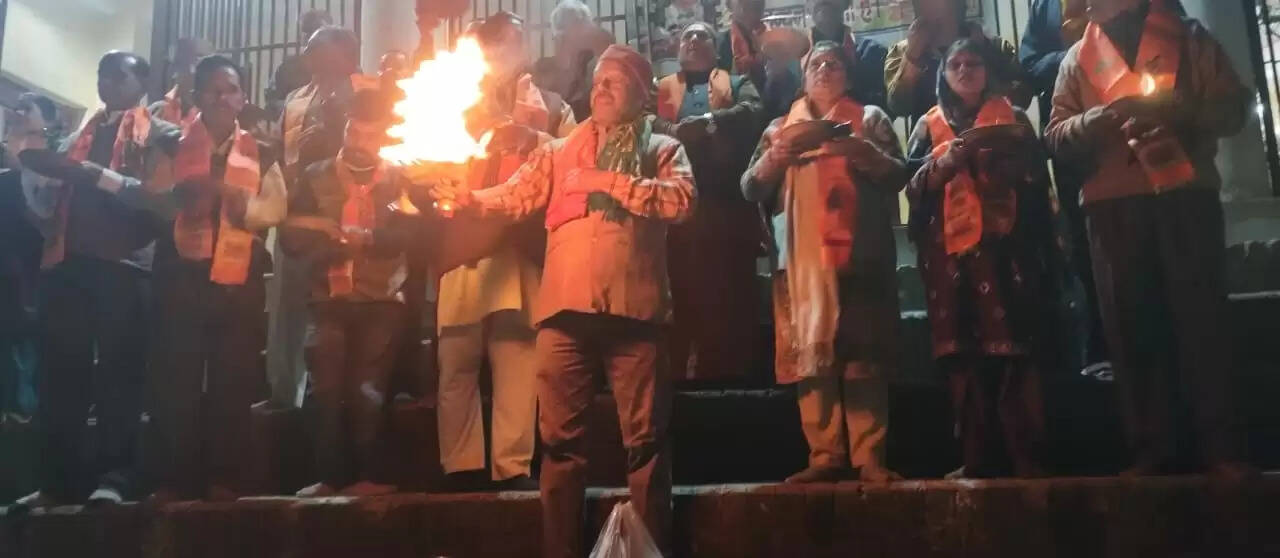 राष्ट्रीय पुजारी परिषद ने रामगंगा नदी घाट पर की रामगंगा मैया की महाआरती, सामूहिक हनुमान चालीसा का पाठ