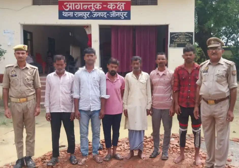 जौनपुर में दो पिकअप से 10 भैंसें बरामद, छह आराेपित गिरफ्तार