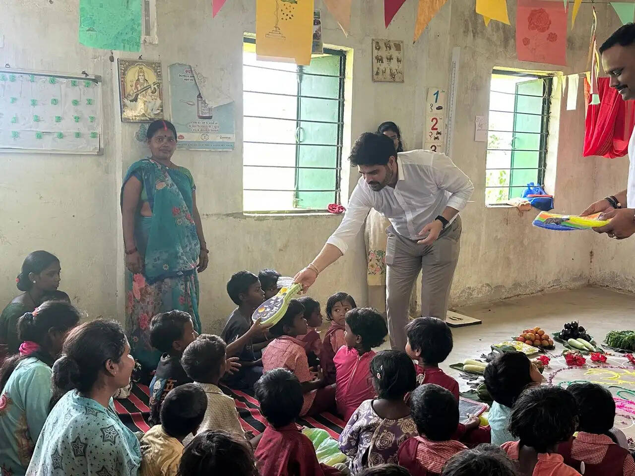 आंगनबाड़ी केंद्र में बच्चों के बीच पहुंचे डीएफओ, खिलौने और फल बांटकर साझा की खुशियां