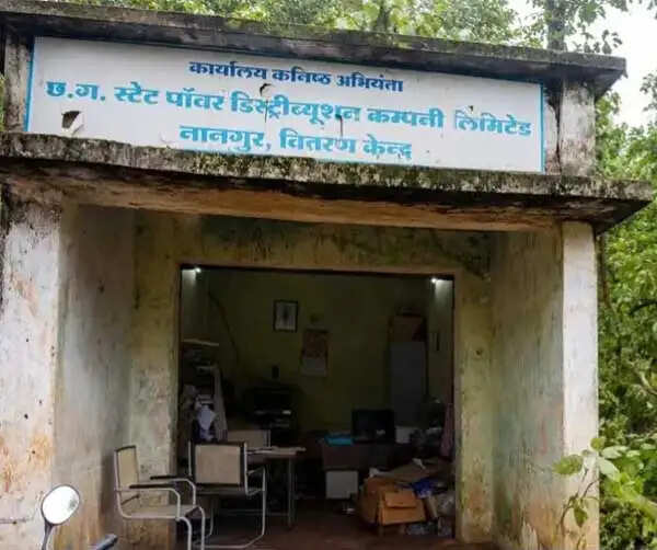 नानगुर के 55 गांवों की 213 किलोमीटर विद्युत व्यवस्था के लिए एक संविदा कर्मी तैनात