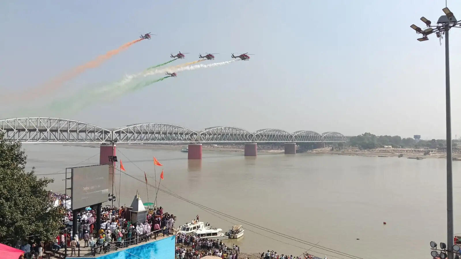 (अपडेट) वाराणसी में एयरशो 'विंग्स ओवर गंगा' के पहले दिन लड़ाकू विमानों ने आसमान को भारतीय तिरंगे के रंगों से सजाया