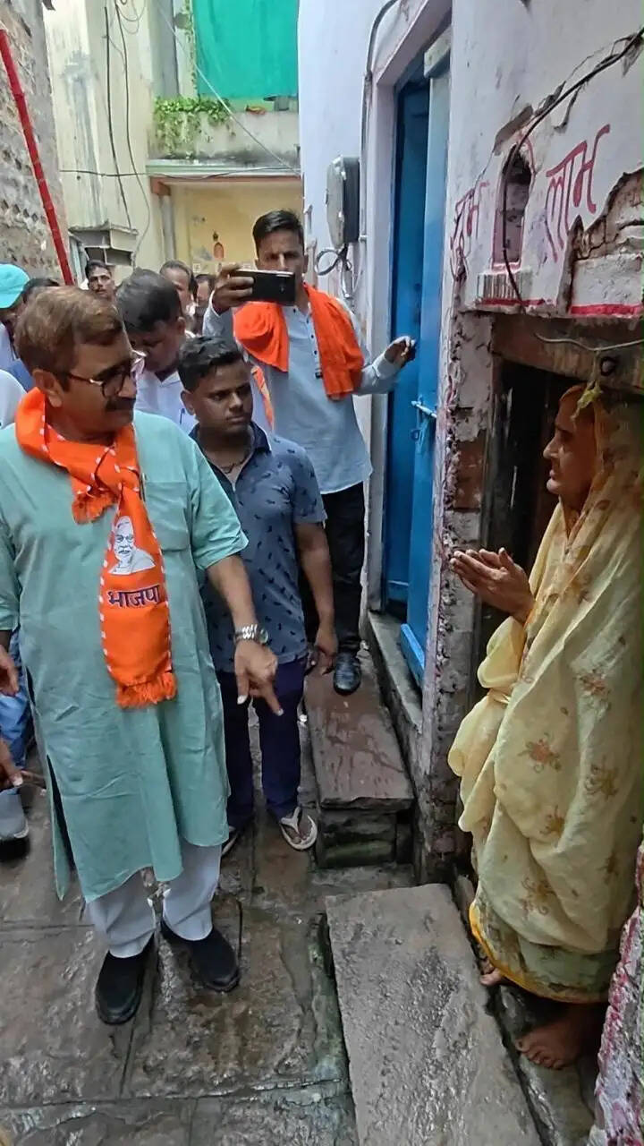 “कोई आदेश हौ, कोई काम हौ” पूछकर विधायक ने मौके पर सुनीं समस्याएं, पांच पौधे रोपे