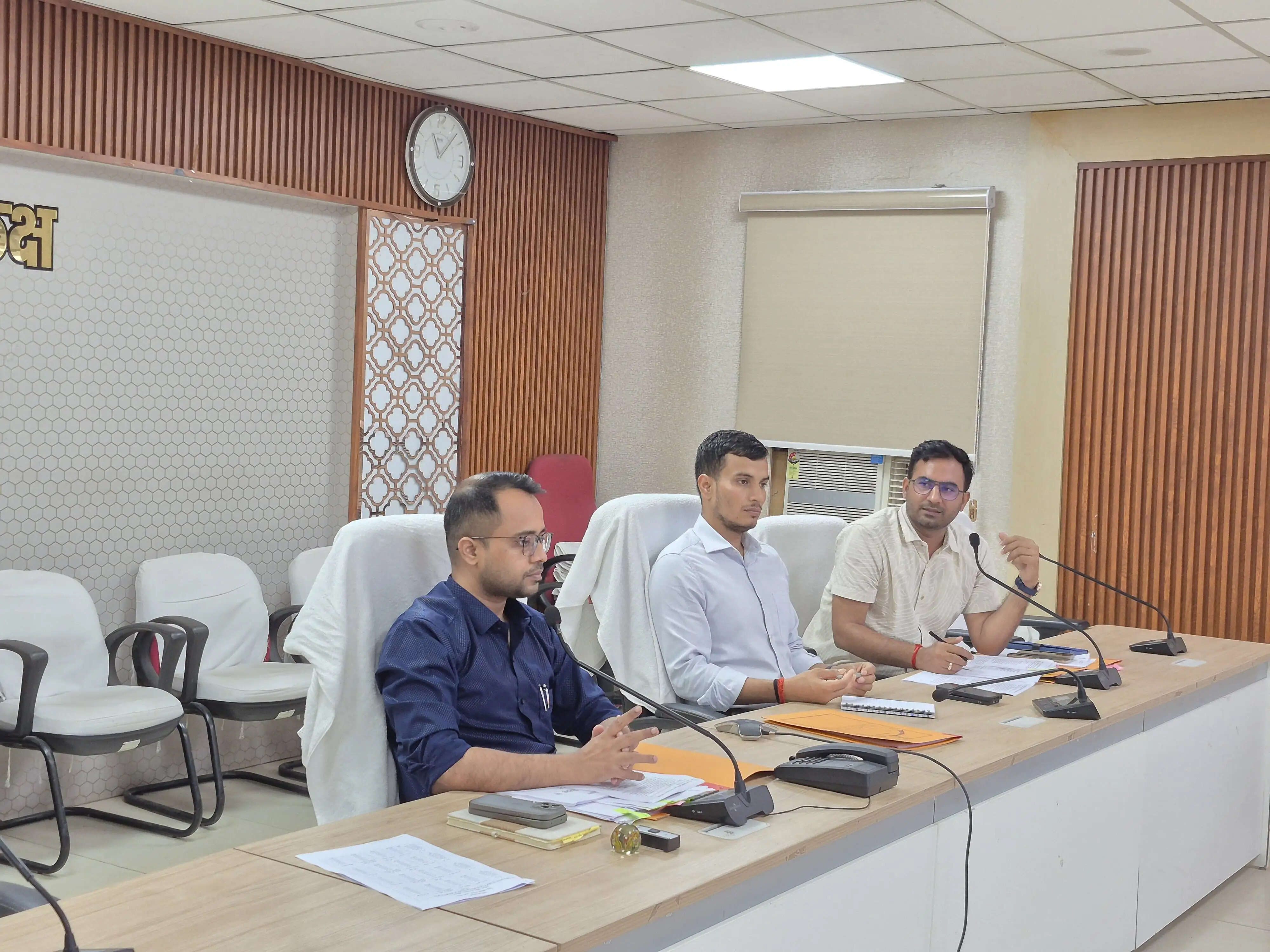 जिलाधिकारी ने दिए खाद की कालाबाजारी रोकने और नलकूपों की त्वरित मरम्मत के निर्देश