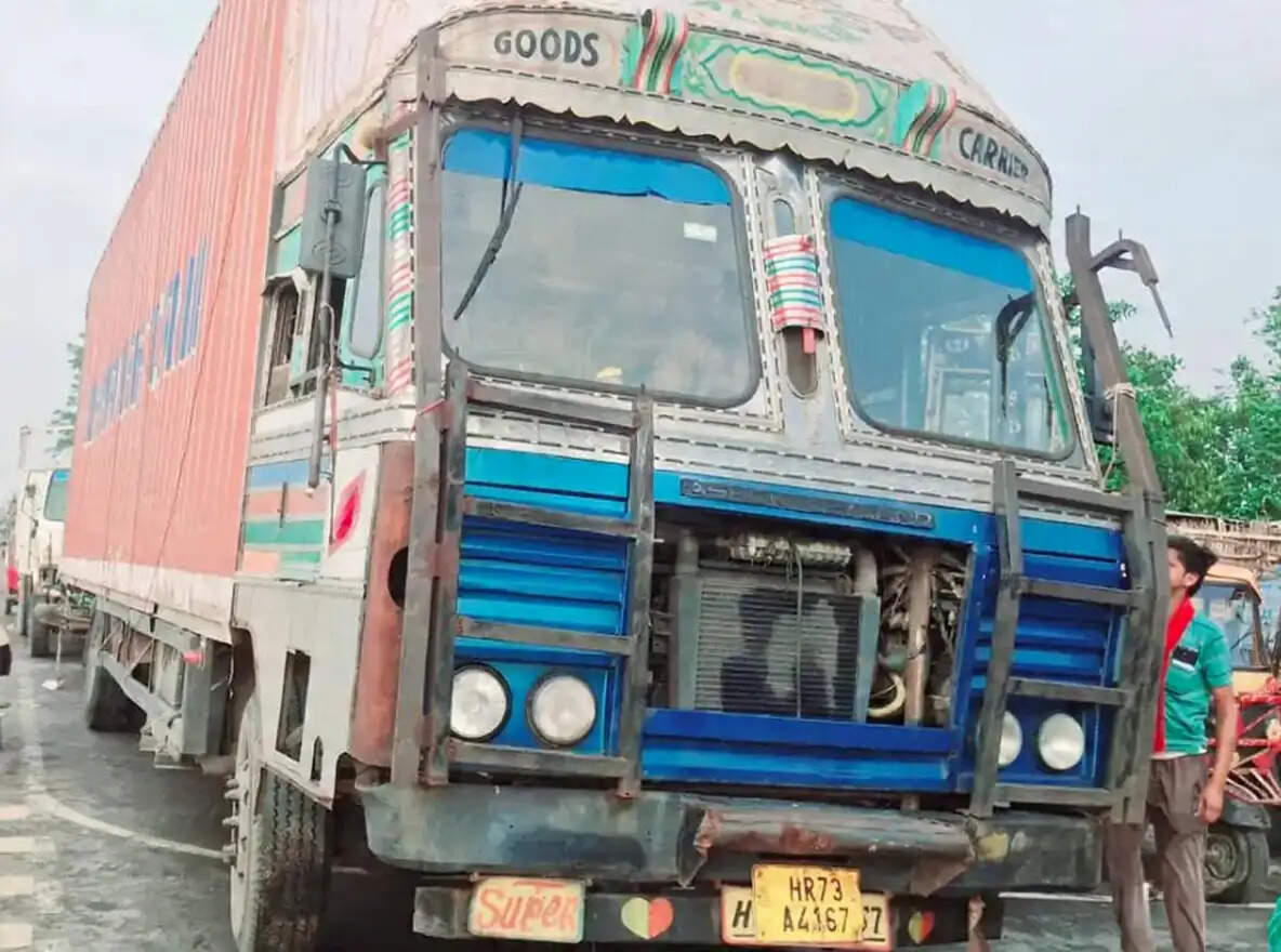 भपटियाही पुलिस ने कंटेनर ट्रक से 240 बोतल बीयर की जब्त, चालक गिरफ्तार