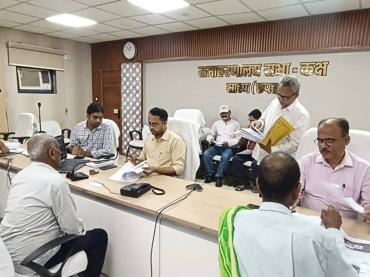 जनता दरबार में जिलाधिकारी ने सुनी 59 फरियादियों की समस्याएं