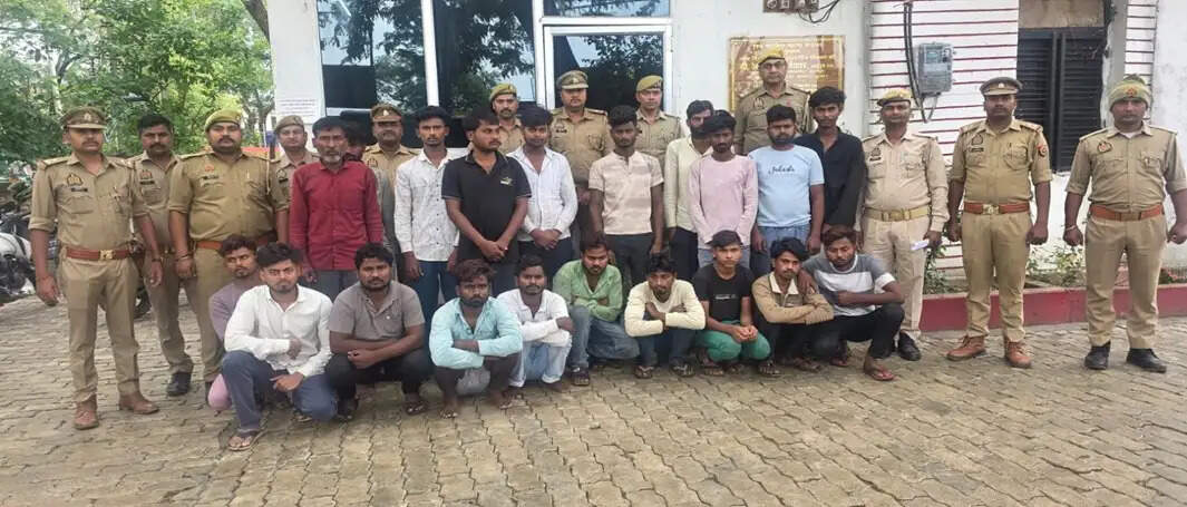 ड्रोन से पहचान के बाद घेराबंदी कर 20 साइबर ठग गिरफ्तार, 17 फरार