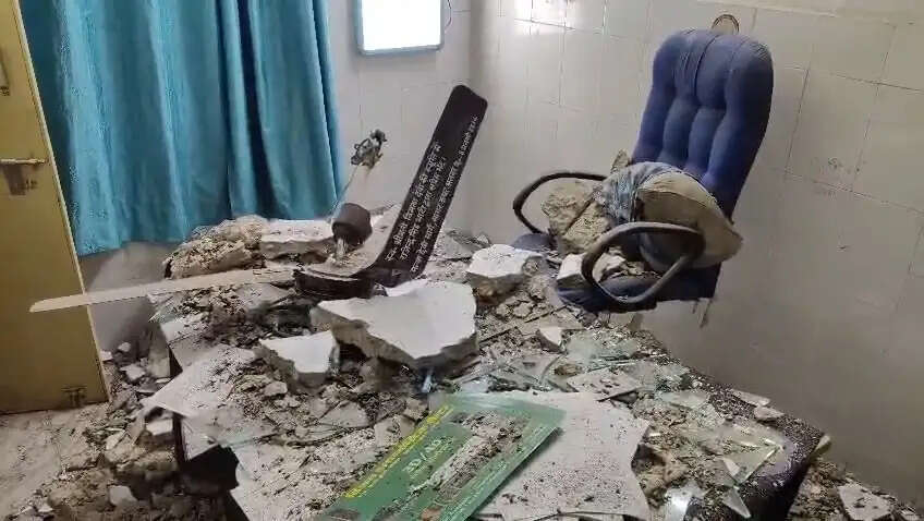अलवर के सरकारी अस्पताल में पंखा और प्लास्टर गिरने से डॉक्टर का सिर फूटा,दिखाने आई महिला घायल