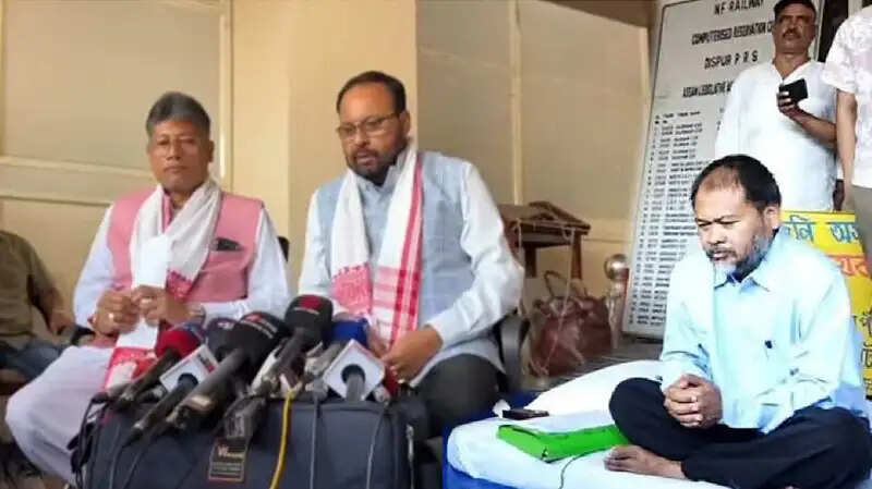 असम: मंत्रियों से वार्ता के बाद अखिल गोगोई ने वापस लिया सत्याग्रह, बाढ़ पीड़ितों के मुआवजे की थी मांग