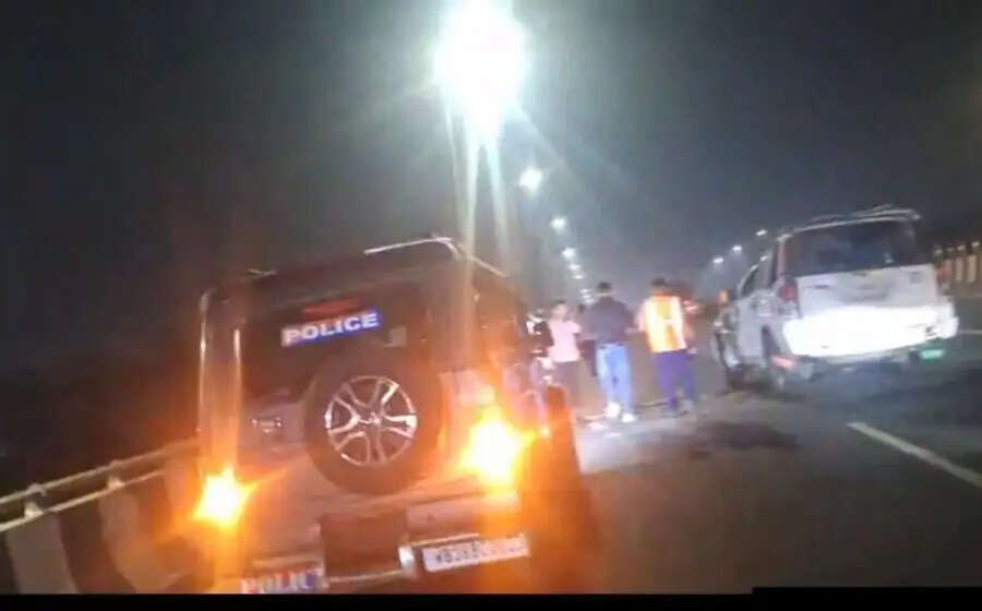 अंडाल मोड़ फ्लाईओवर पर स्कॉर्पियो पलटी, छह घायल