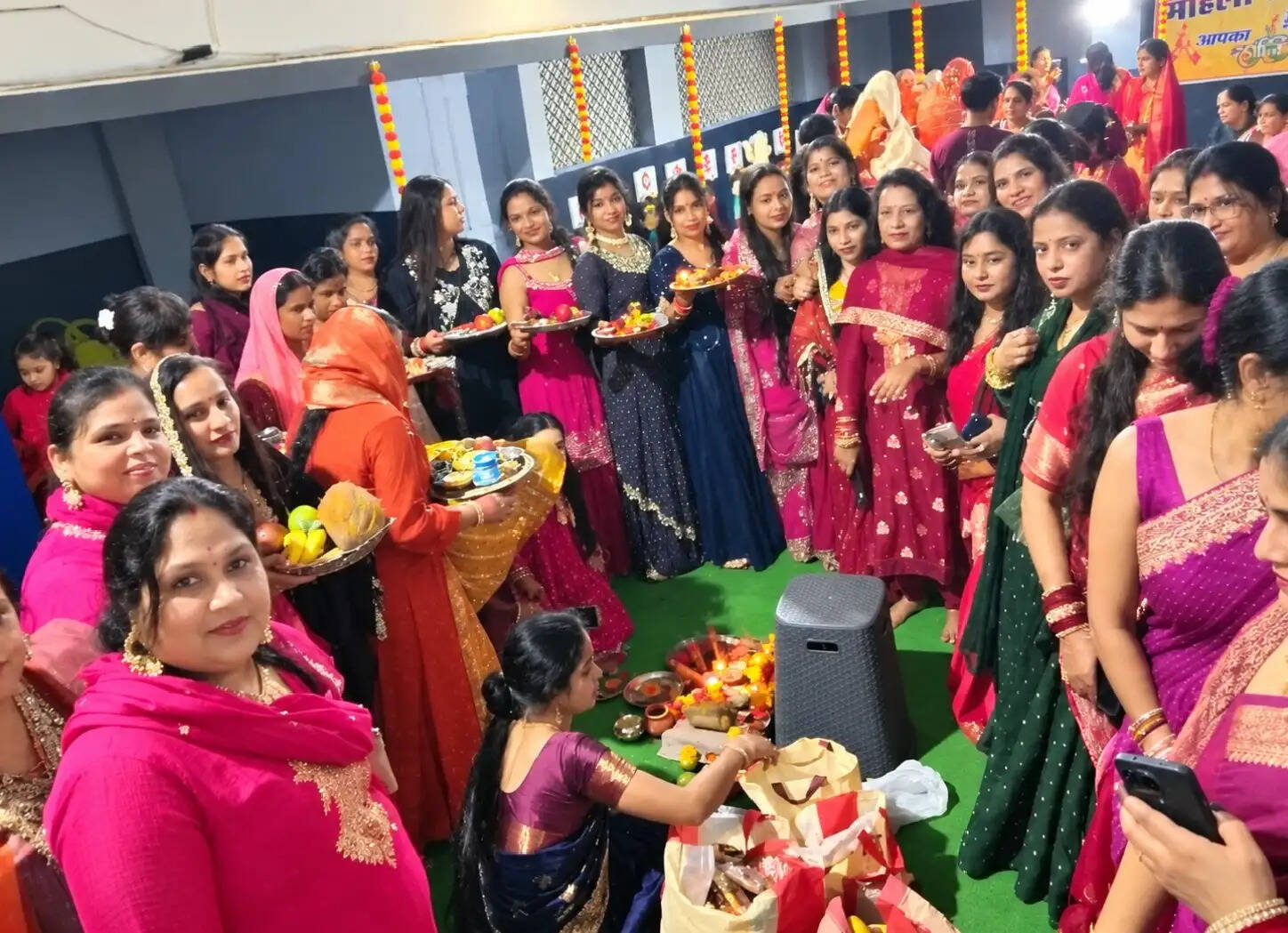 सामूहिक करवा चौथ पूजन में महिलाओं का दिखा उत्साह