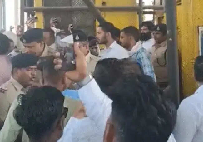 मप्र के भिंड में रोड नहीं तो टोल नहीं आंदोलन शुरू, हाईवे चौड़ीकरण की मांग को लेकर टोल प्लाजा पर हंगामा