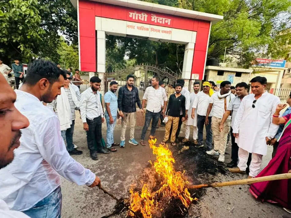 वनवासी शब्द के विरोध में आदिवासी कांग्रेस का प्रदर्शन