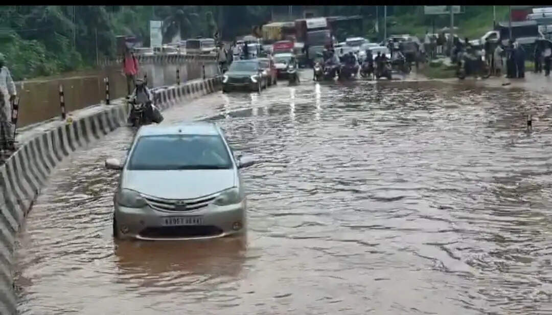 बरसात के बाद राष्ट्रीय राजमार्ग 27 पर यातायात पूरी तरह ठप