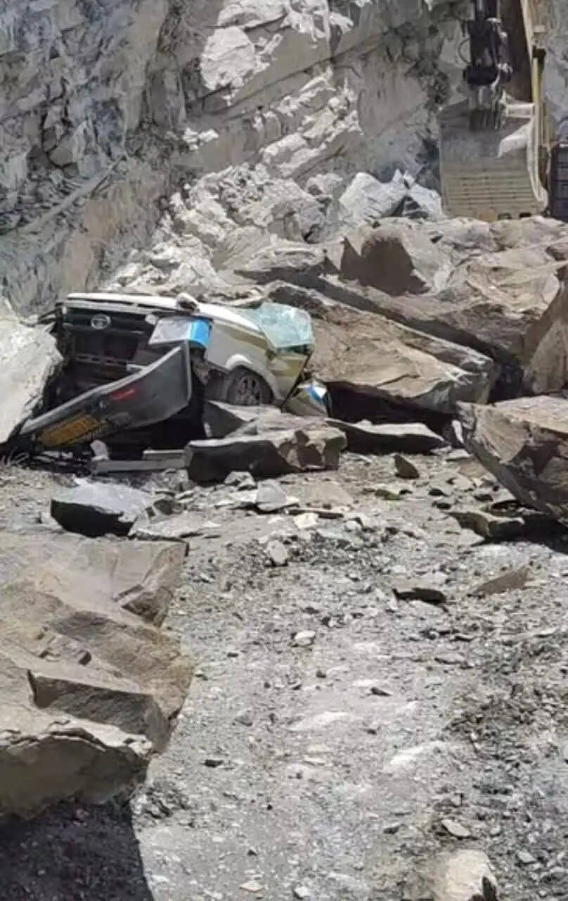 हिमाचल प्रदेश के लाहौल स्पीति में पहाड़ी से गिरी चट्टान की चपेट में आई टाटा सुमो, 13 लोगों की मौत, दो घायल