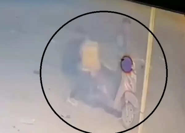 पांच लाख रुपए से भरा बैग लेकर भागे बदमाश, फुटेज आए सामने