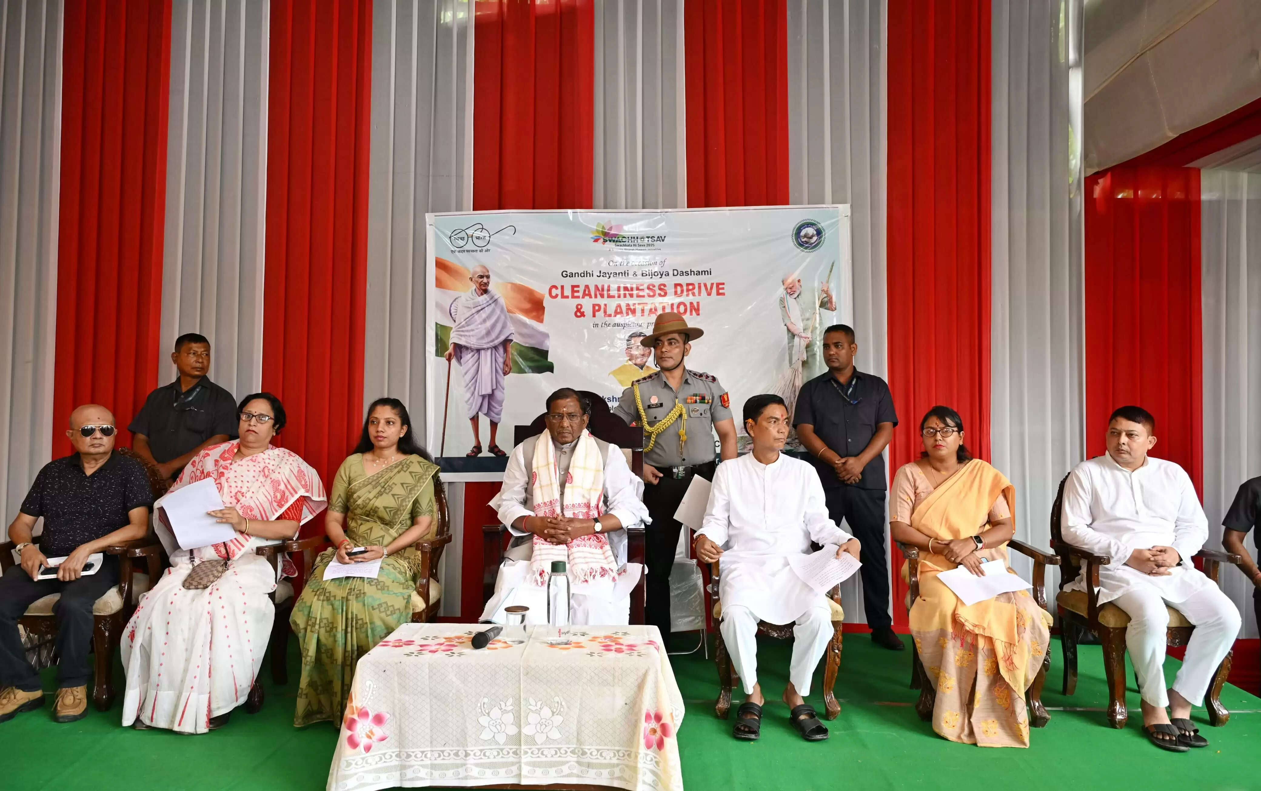 गांधी-जयंती पर राज्यपाल ने दी श्रद्धांजलि, स्वच्छता अभियान का किया शुभारंभ