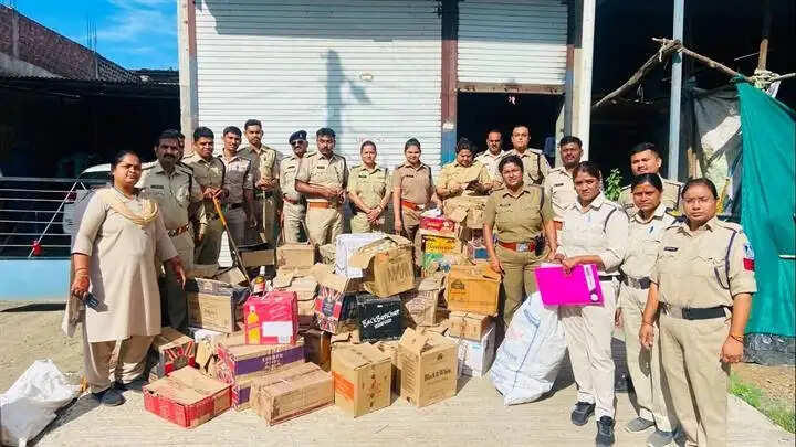 इंदौरः अवैध शराब के विरुद्ध कार्रवाई, एक घर से अवैध शराब जब्त
