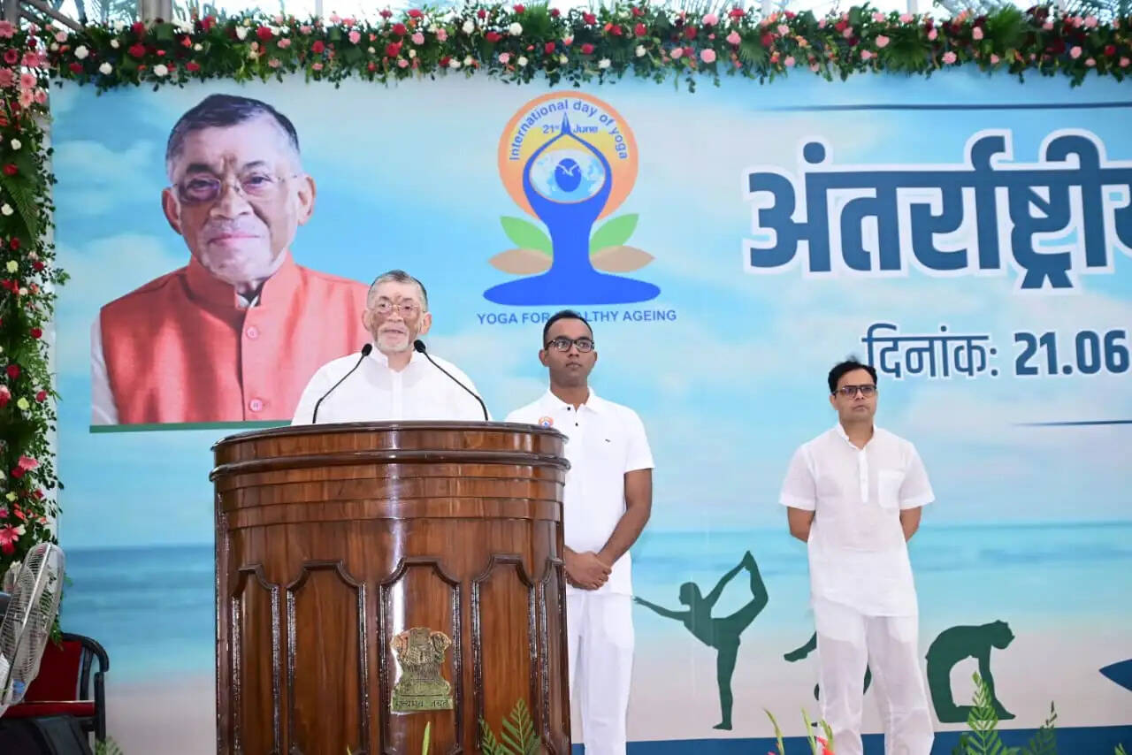 योग स्वस्थ, संतुलित और सार्थक जीवन जीने की एक समग्र जीवन पद्धति है : राज्यपाल
