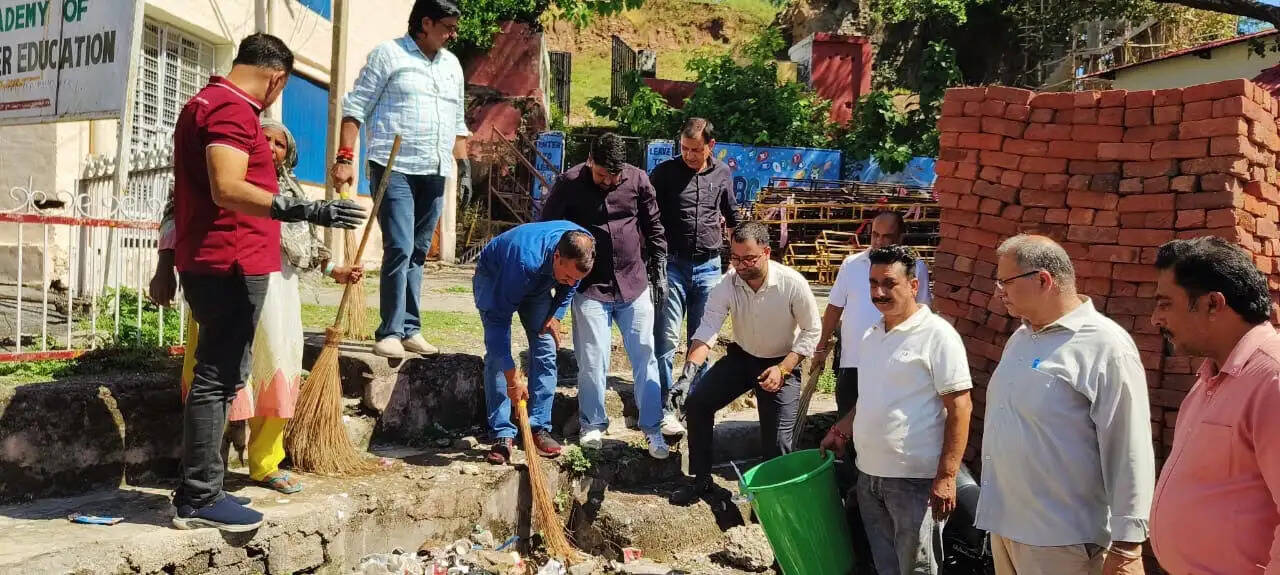 स्वच्छ बसोहली की ओर कदम-सेवा पर्व के तहत रामलीला मैदान में चला सफाई अभियान