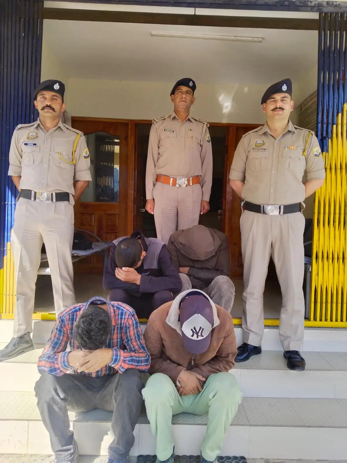 कोटखाई में कार से चिट्टा बरामद, चार गिरफ्तार