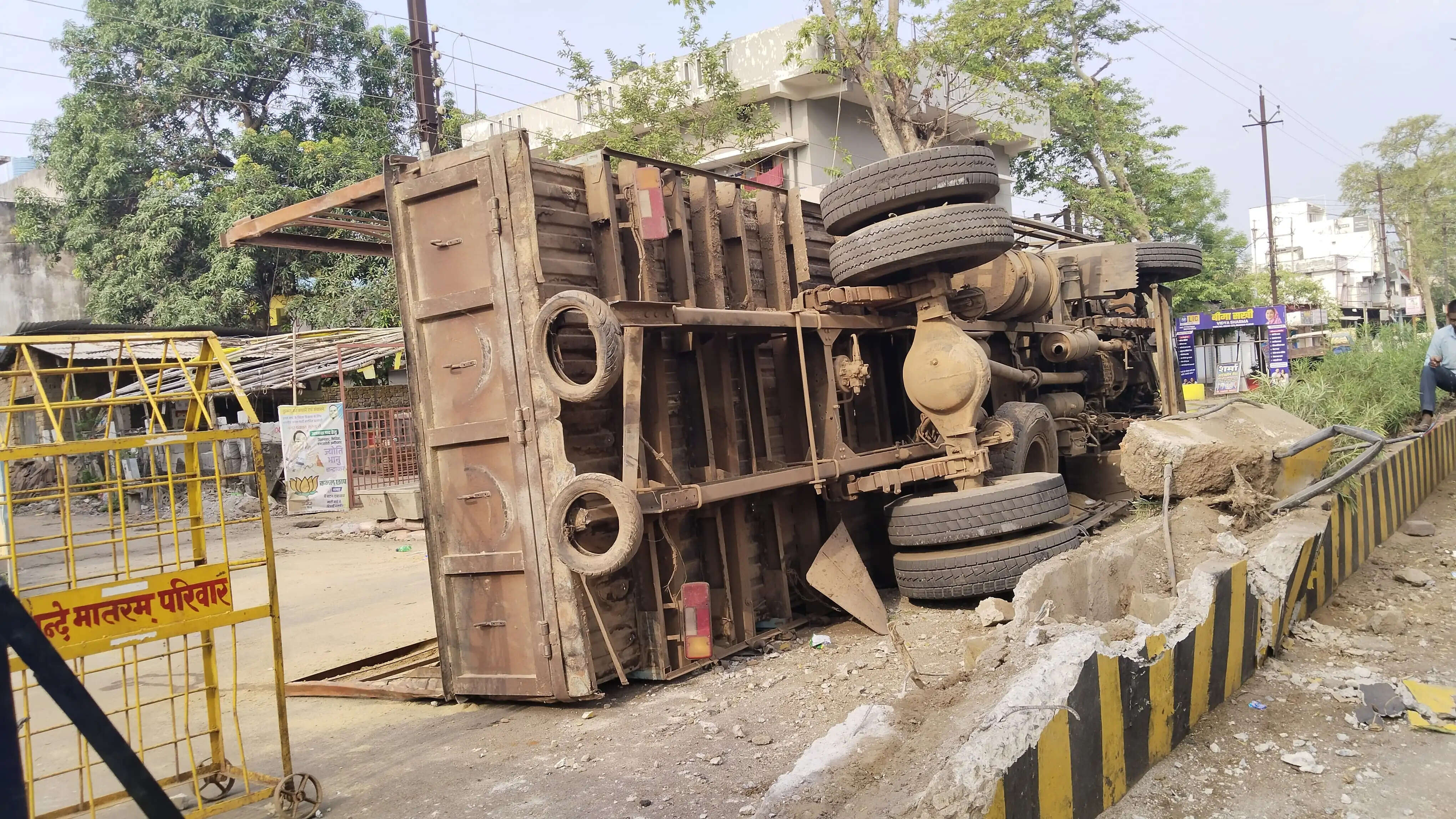 नहर पुलिया का खुला डिवाइडर बना जानलेवा, कुरुद में पलटा ट्रक