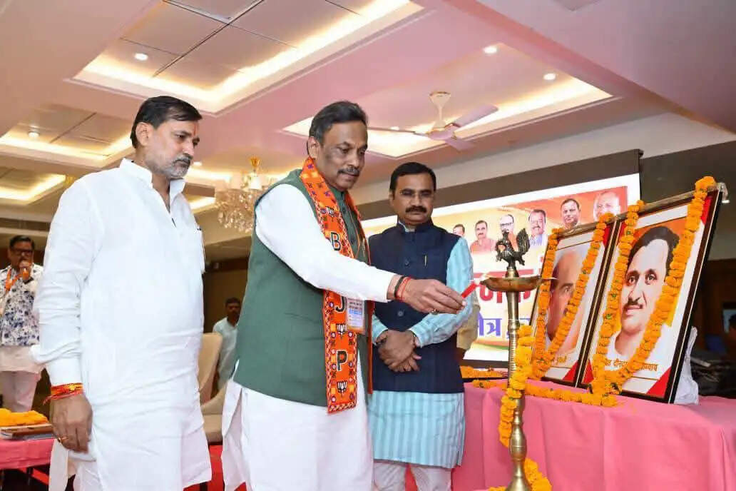 हर बूथ के सामाजिक-राजनीतिक समीकरणों का विश्लेषण कर तैयार करें चुनावी रणनीति : विनोद तावड़े