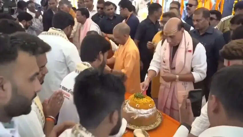 (अपडेट) प्रधानमंत्री नरेन्द्र मोदी के जन्मदिन पर राजनाथ सिंह और योगी आदित्यनाथ ने किया बाबा विश्वनाथ का विशेष पूजन