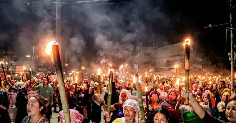 मणिपुरः इंफाल में हिंसक विरोध रैली पर कार्रवाई, 21 लोग गिरफ्तार, भड़काऊ पोस्ट करने वाला भी पकड़ा गया