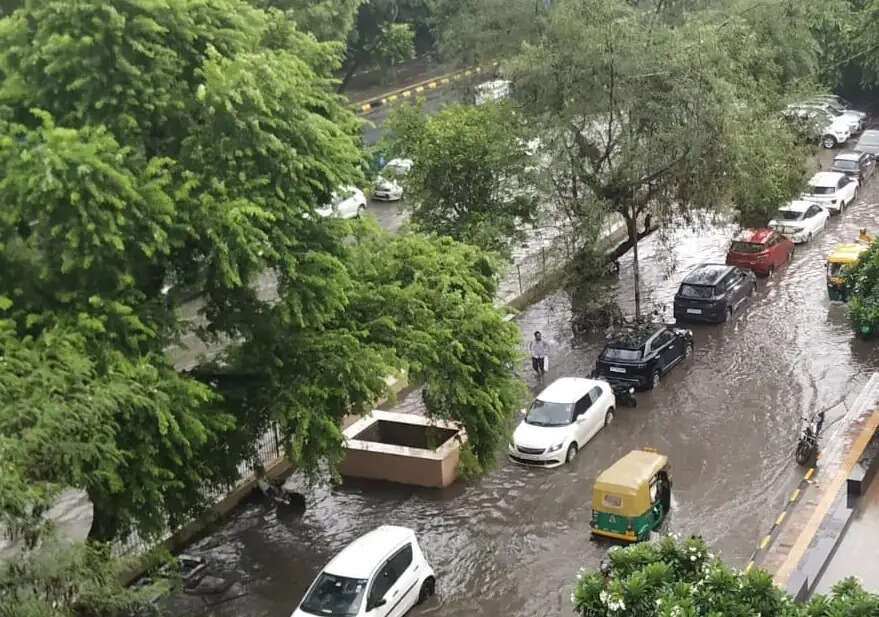 दिल्ली-एनसीआर मे बारिश से मौसम सुहावना, जगह-जगह जलभराव से मुसीबतें भी बढ़ीं