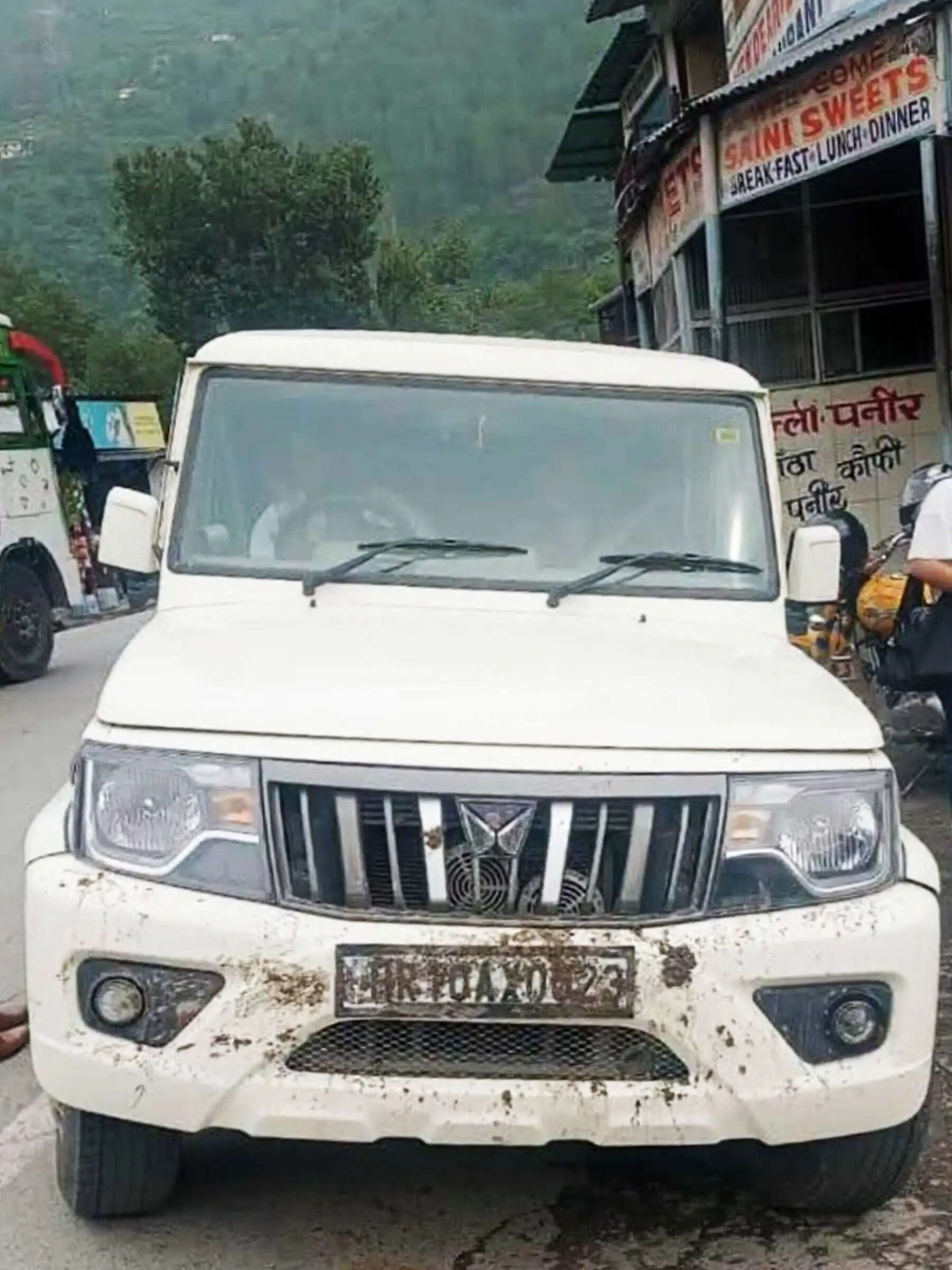 पर्यटकों को महंगी पड़ी नंबर प्लेट पर मिट्टी पोत कर कार चलाने की चालाकी, पुलिस ने किया मोटा चालान