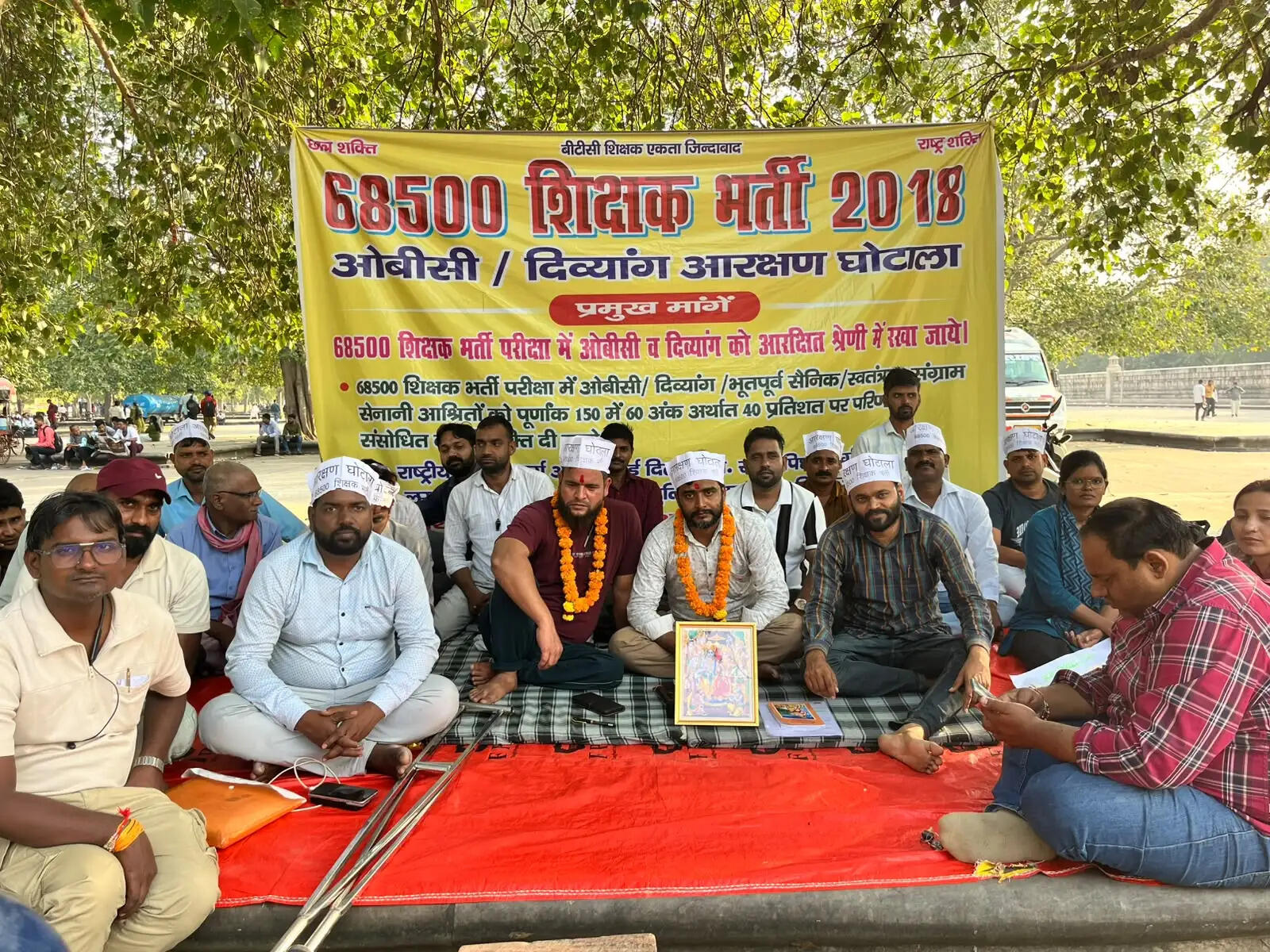 शिक्षक भर्ती मामला : आरक्षण घोटाले के अभ्यर्थियों का शिक्षा मंत्री संदीप सिंह के आवास पर प्रदर्शन,&nbsp;सुंदरकांड का किया पाठ