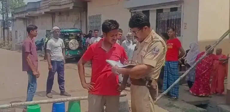 जामुड़िया इलाके में पानी का समस्या को लेकर निवासियों ने किया सड़क जाम