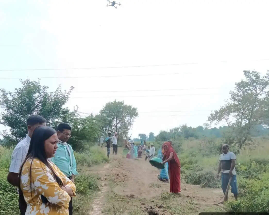 अधिक से अधिक श्रमिकों को रोजगार देकर मानव दिवस सृजन में लाएं तेजी : हर्षिका सिंह