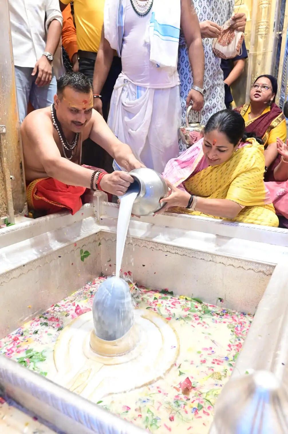 काशी में मुख्यमंत्री रेखा गुप्ता ने बाबा विश्वनाथ के श्रीचरणों में किया जलाभिषेक