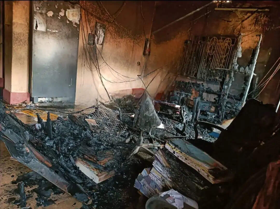 मलूका स्थित केनरा बैंक शाखा में लगी आग, लाखों का नुकसान