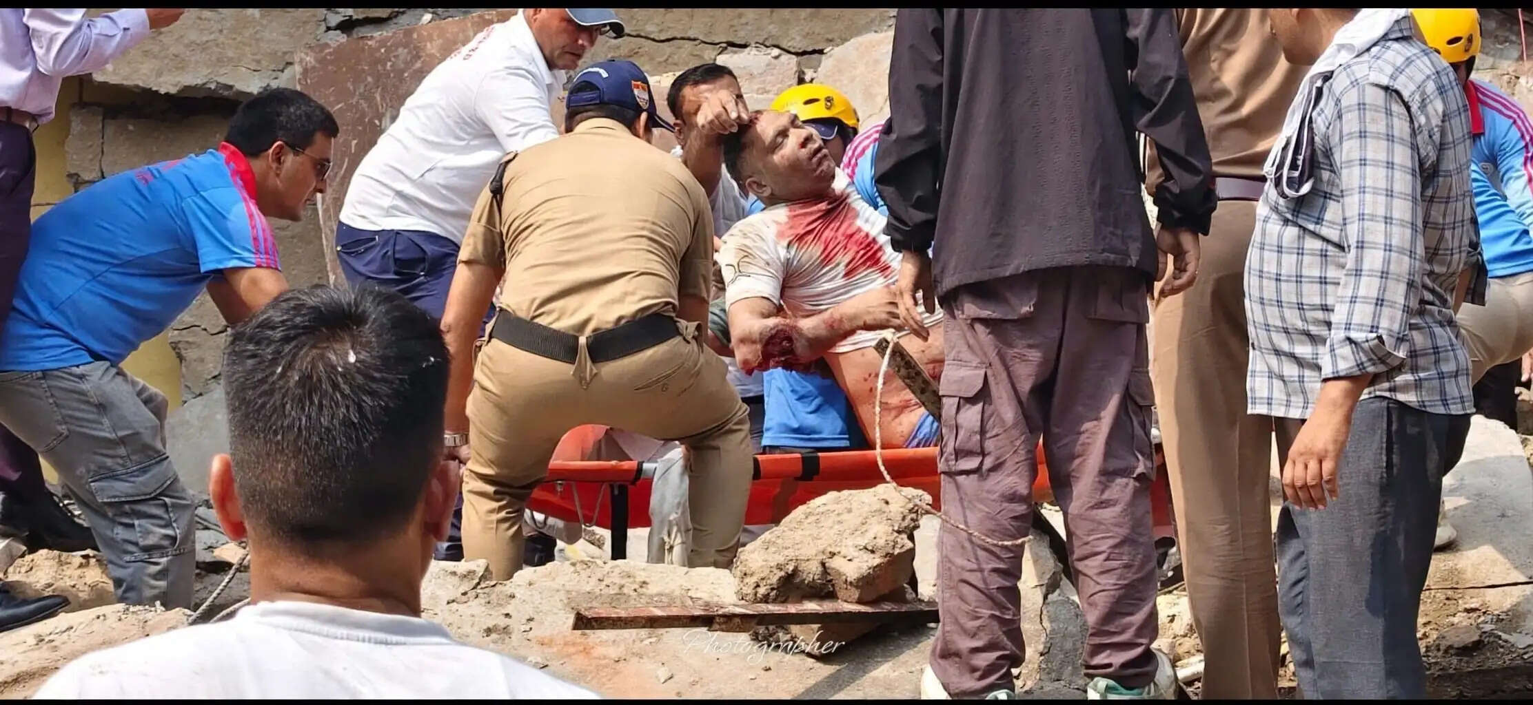 (अपडेट) इमारत ढहने से घायल पीएसी जवान की मौत