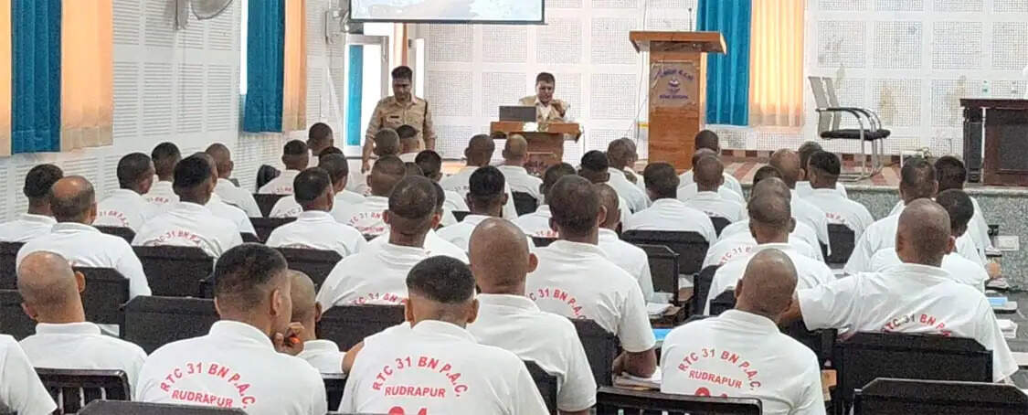कुंभ मेला की तैयारियों को लेकर प्रशिक्षु पुलिस कर्मियों को दिया प्रशिक्षण