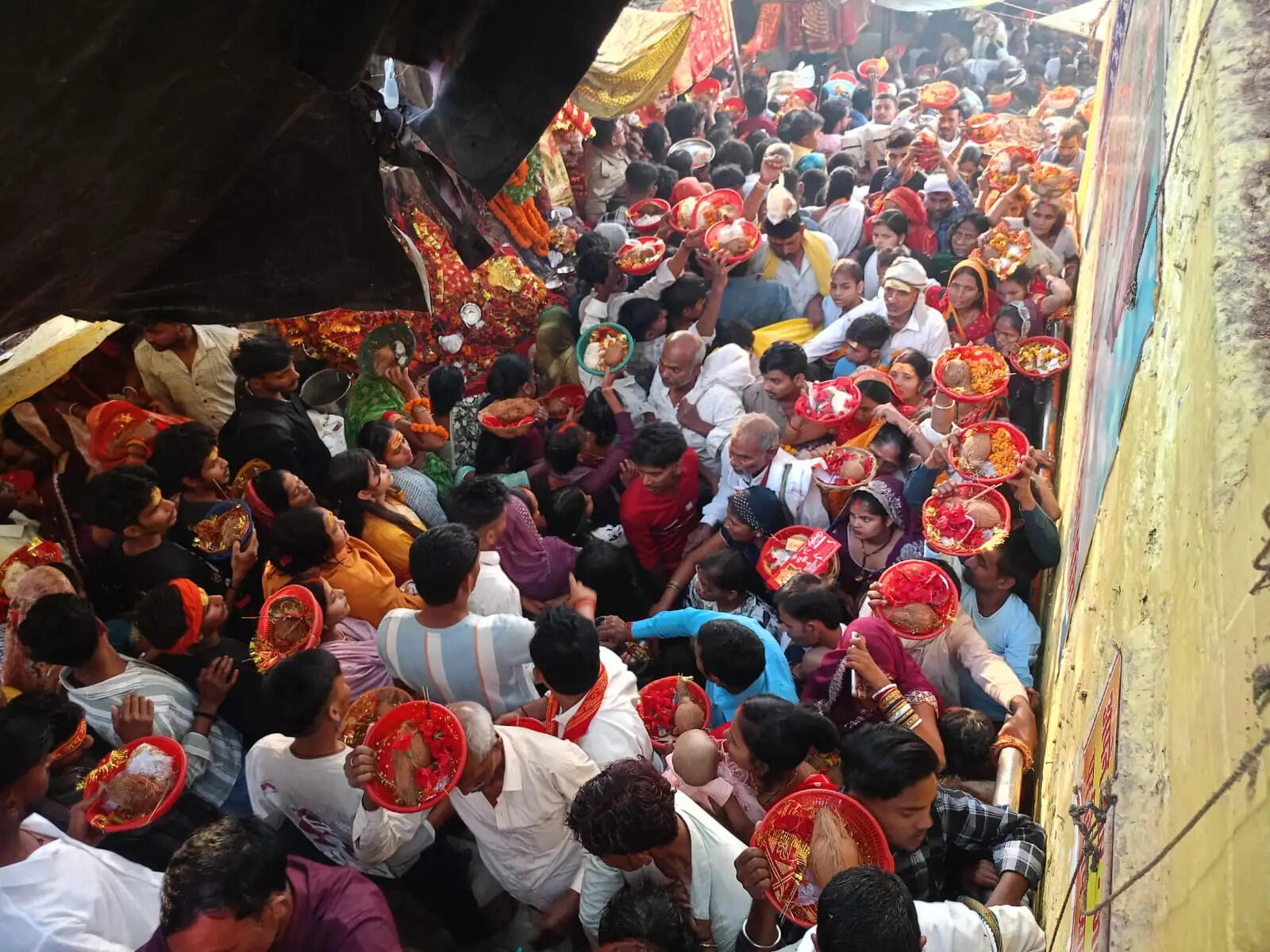 काशी से उमड़ा आस्था का सैलाब, बधावा लेकर रातभर शीतला धाम पहुंचे भगत