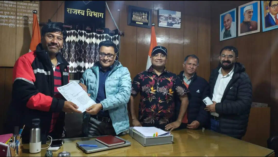 चारधाम यात्रा मे यात्रियों की सीमित संख्या की बाध्यता हाे समाप्त, आंदोलन की चेतावनी