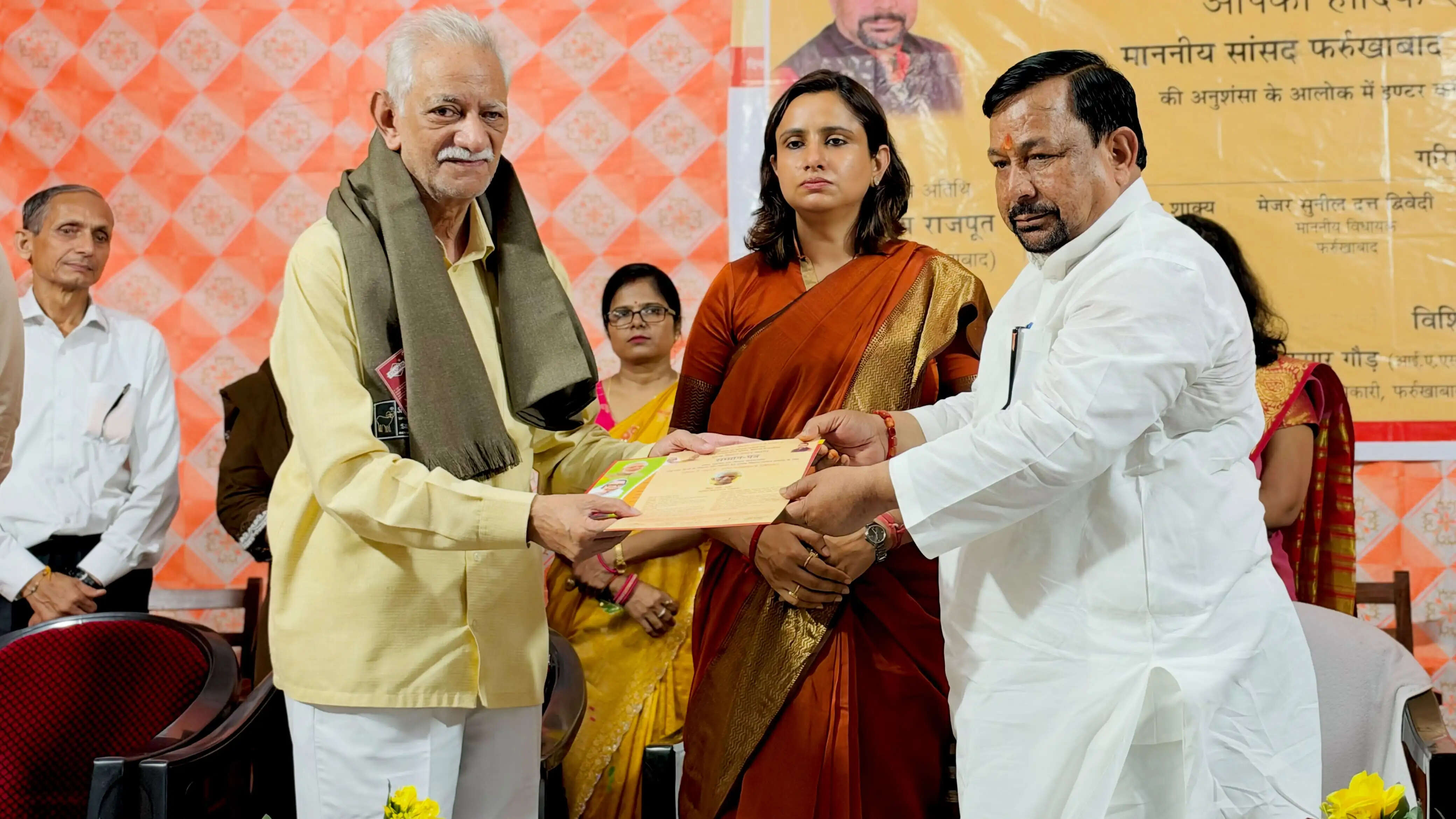 फर्रुखाबाद: हिंदी पखवाड़ा राष्ट्रीय कवि शिवओम अम्बर सहित 17 सम्मानित
