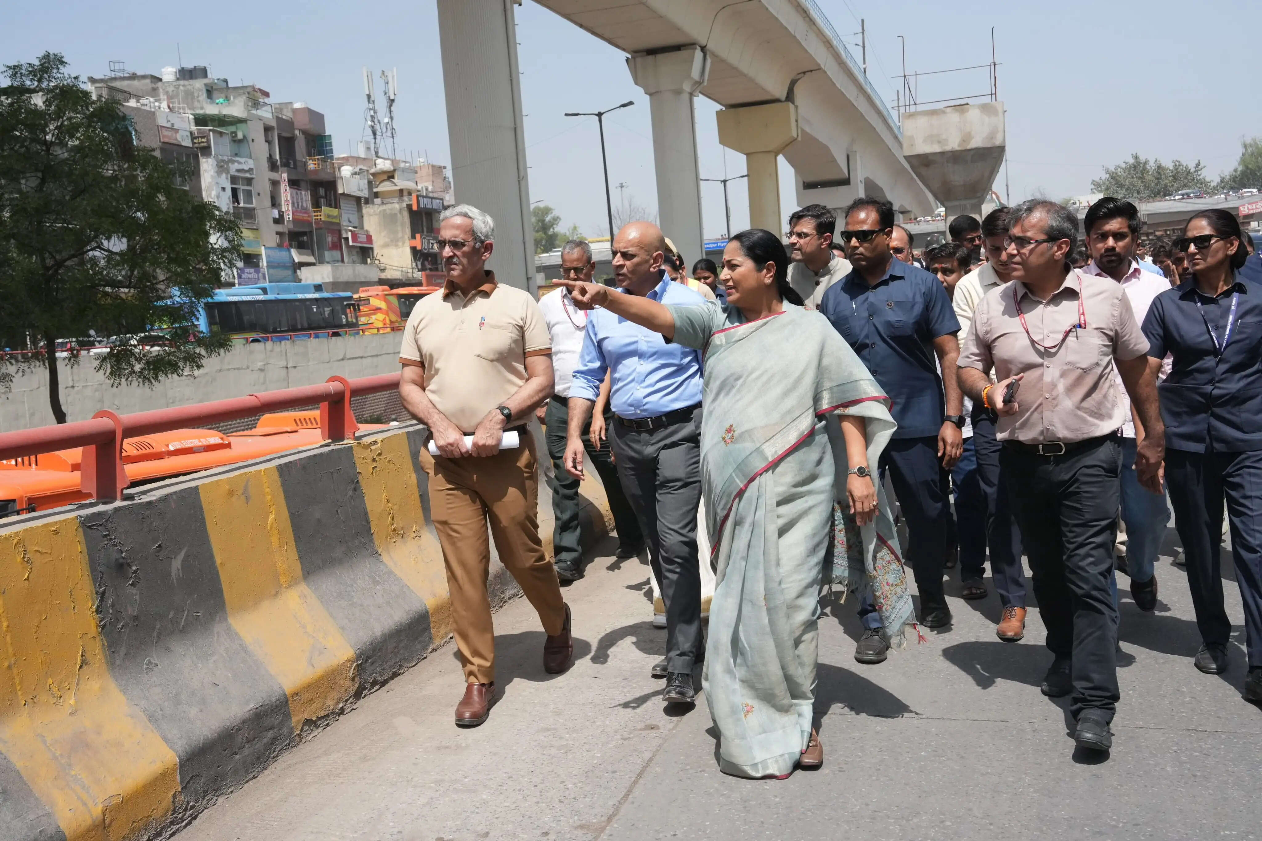 मुख्यमंत्री ने आजादपुर मंडी, गुप्ता मार्केट और आसपास के क्षेत्रों का किया निरीक्षण