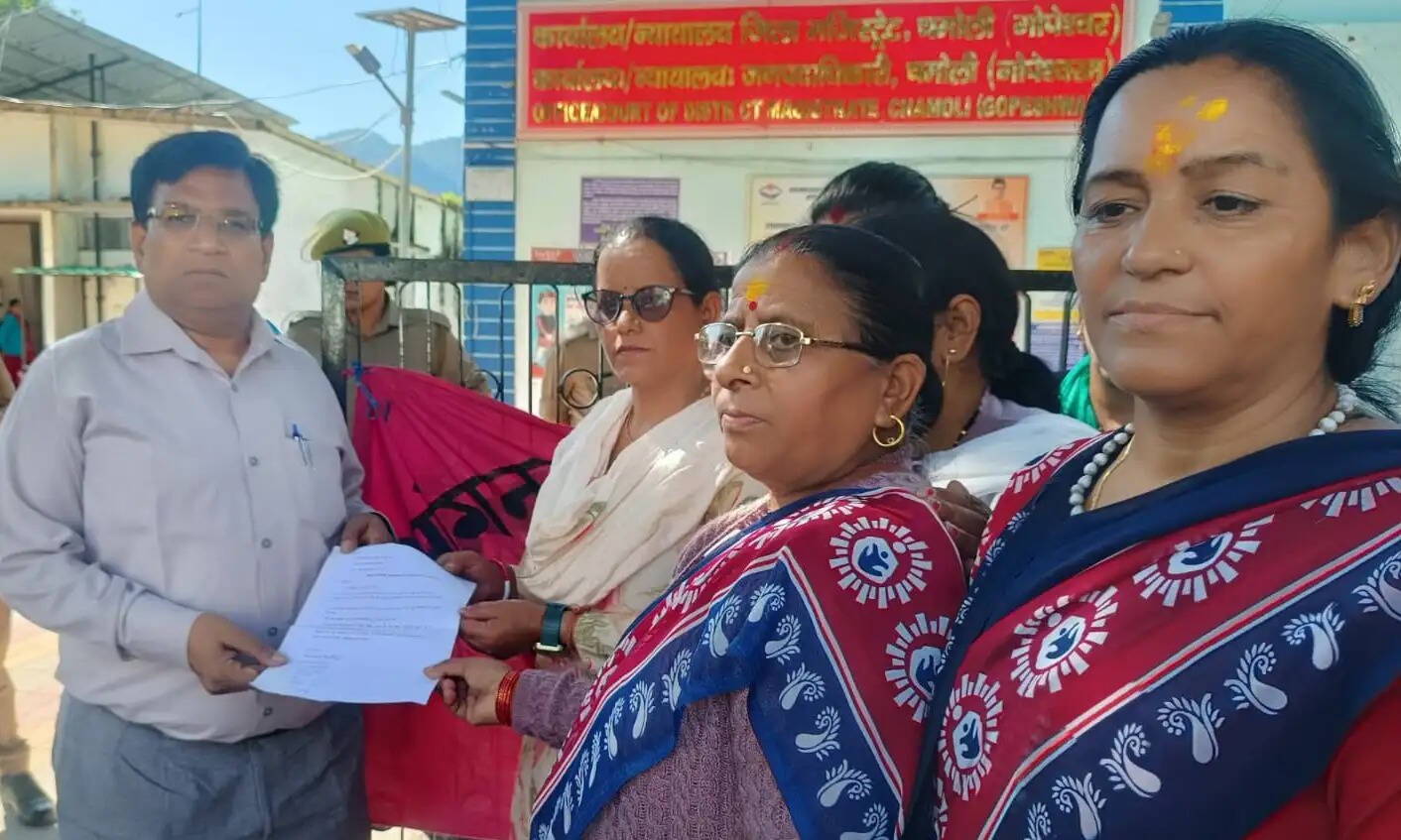 मानदेय बढ़ाने की मांग को लेकर आंगनबाड़ी कार्यकत्रियों का प्रदर्शन
