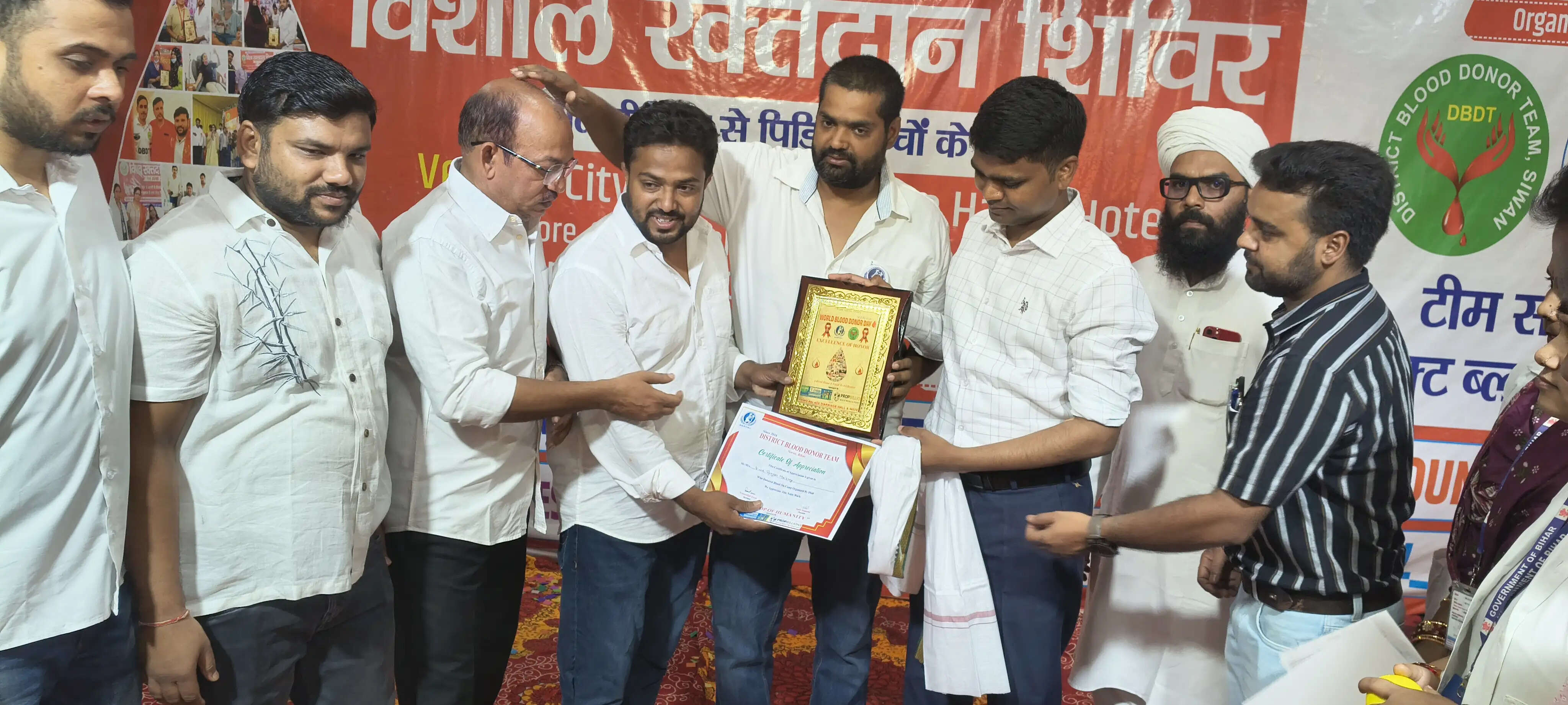विश्व रक्तदाता दिवस पर मेगा ब्लड डोनेशन कैंप, डीएम विवेक रंजन मैत्रेय ने रक्तदान कर किया शुभारंभ