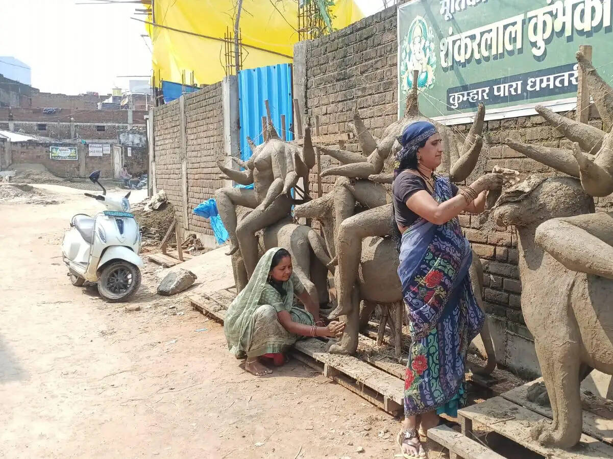 नवरात्र के लिए मूर्तिकार गढ़ रहे मां दुर्गा की भव्य प्रतिमाएं