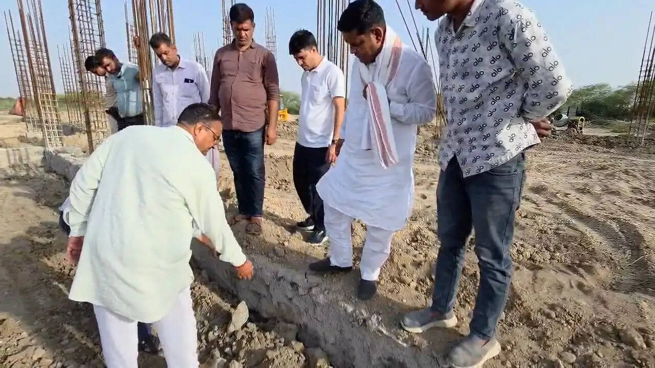 पशु चिकित्सालय निर्माण में कथित अनियमितताओं पर भड़के विधायक, मौके पर रुकवाया काम