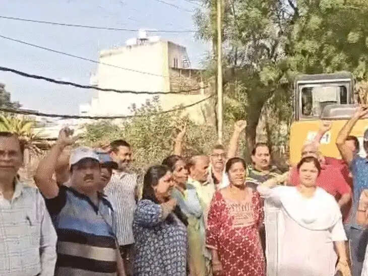 भोपाल में सीवेज प्रोजेक्ट का विरोध,&nbsp;कॉलोनीवासियों ने दिया धरना, सड़क और सुरक्षा व्यवस्था पर जताई चिंता