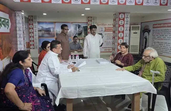 जनता दरबार में वृद्ध ने लगाई गुहार, जमीन देने के बाद भी नहीं मिला फ्लैट