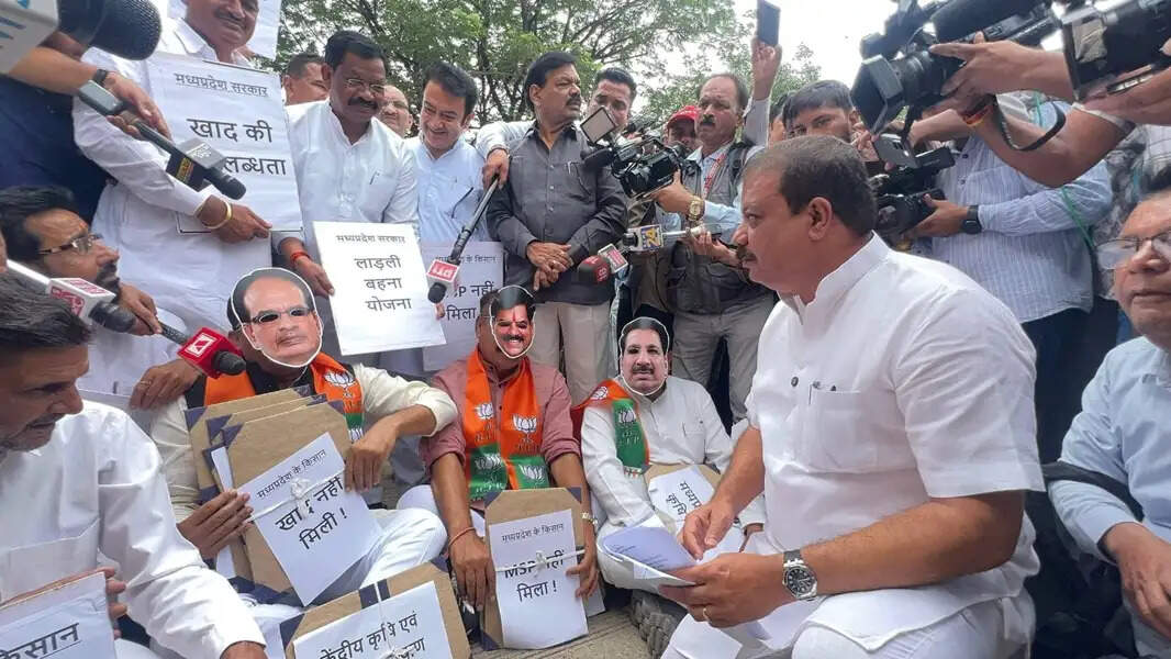 विधानसभा में कांग्रेस विधायक दल का प्रदर्शन, किसानों के मुद्दों पर सरकार को घेरा
