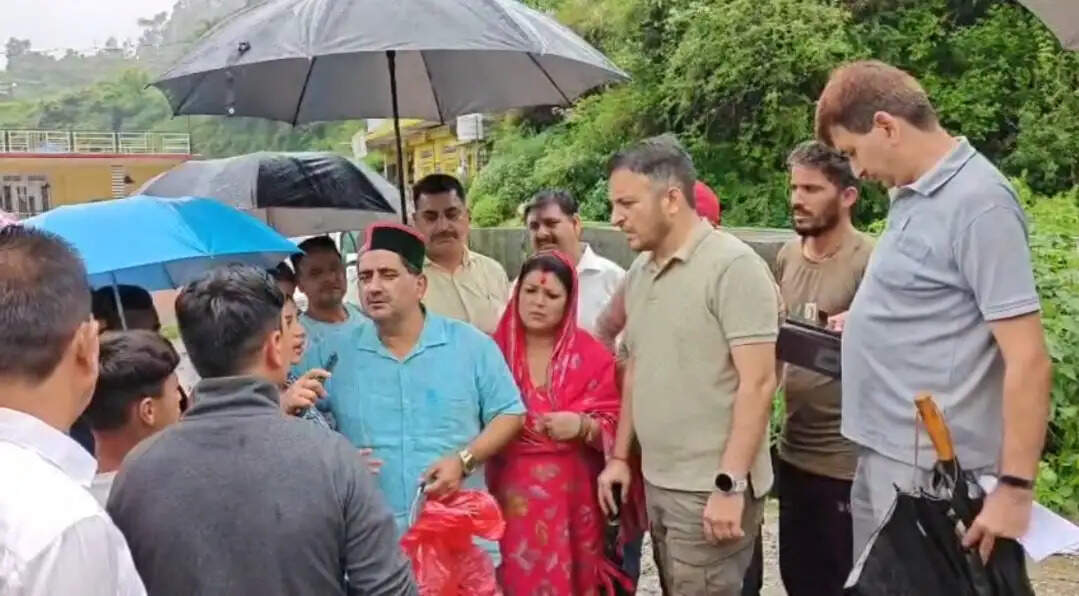 अपनों का दर्द बांटने आठ किलोमीटर पैदल चलकर ग्रांउंड जीरो पहुंचे विधायक केवल सिंह पठानिया